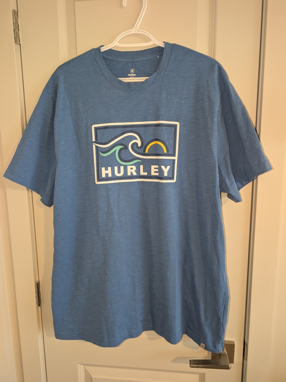 2/25$ 💓 Hurley Blue Graphic Logo Tee with Multicolor Wave